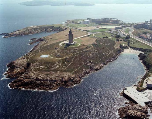 Vista aérea de A Coruña con la Torre de Hércules